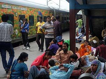 Из-за отключения света 300 тысяч индийцев застряли в поездах