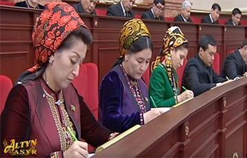 В Туркмении учителей обязали пользоваться одинаковыми ручками