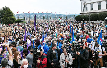 В Будапеште тысячи венгров вышли на акцию за свободу прессы