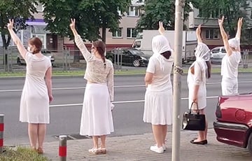 Белоруски в белом вышли на марш солидарности