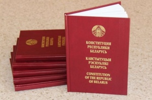 Новый проект Конституции представили Лукашенко. Но нужно еще собираться и обсуждать