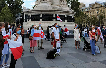 В Париже на площади Республики проходит акция солидарности с Беларусью