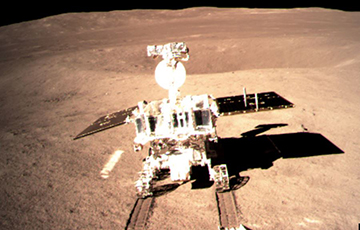 Китайский луноход совершил неожиданную находку в лунном кратере