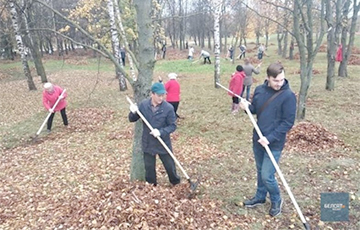 В Минске работников школ сгоняют убирать листья в парке