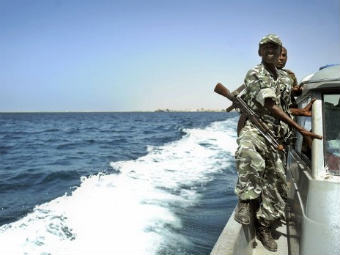 Вооруженные охранники защитят британские суда от пиратов