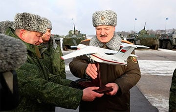 Военные в аэропорту потроллили больного Лукашенко