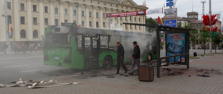 На Октябрьской площади замечен сгоревший автобус