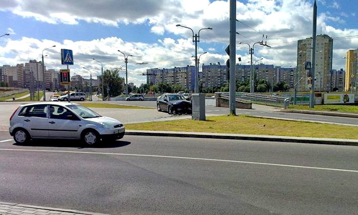 Водитель BMW махнул рукой пешеходу и снес светофор в Гродно