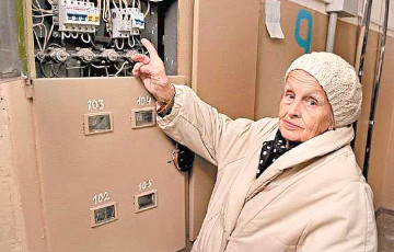 Электрики оставили 90-летнюю гомельчанку без пенсии