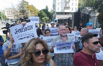 «Свободу Олегу Сенцову!»: жители Киева вышли к посольству РФ