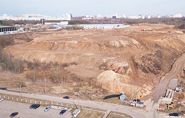 Жители Сухарево: У нас лежит гора песка размером с 10 футбольных стадионов