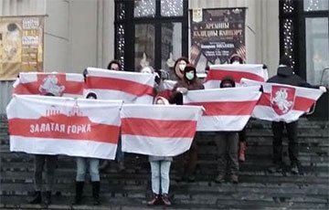 Над Золотой Горкой в Минске появился бело-красно-белый «воздушный флот»