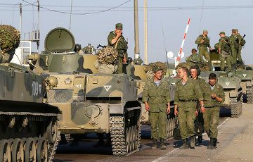 NZZ: Отвод войск России от Украины может быть маневром для отвлечения внимания