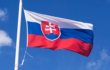 В Словакии новое правительство представили в защитных масках