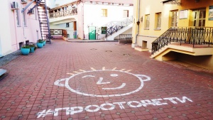 В Минске в день защиты детей появились огромные нарисованные смайлы
