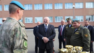 «Какой он главнокомандующий, если не знает, что такое армия»: Лукашенко готов править Конституцию