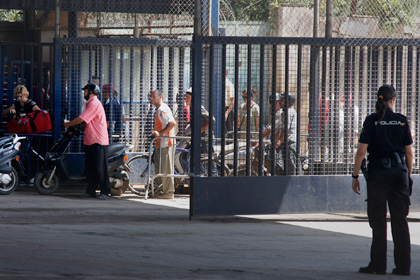 Испанским пограничникам запретили стрелять резиновыми пулями по нелегалам