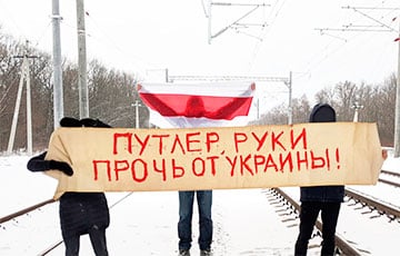 Белорусы с антипутинскими плакатами встали на путях движения российских войск в сторону Украины