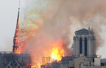 Святые реликвии уцелели при  пожаре в Нотр-Дам де Пари