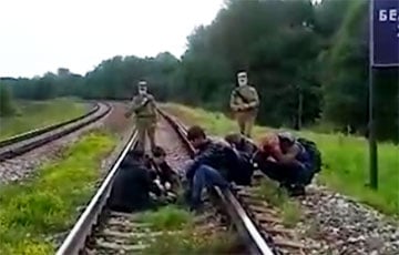 Видеофакт: Белорусские военные с оружием в руках гонят мигрантов к границе с Латвией