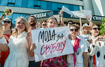Дизайнеры, модели и стилисты вышли на акцию протеста в Минске