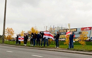 На Партизанском проспекте в Минске проходит акция солидарности