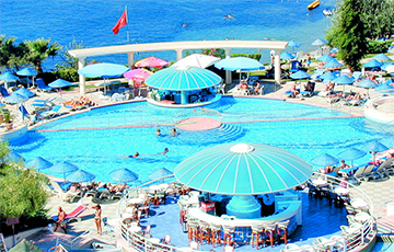 Минздрав: В Турции лучше избегать купания в бассейнах