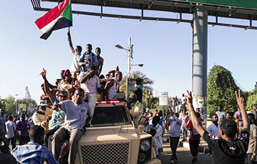 В столице Судана военные поддержали протестующих