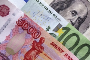 На фоне падения цен на нефть подорожали доллар и евро, российский рубль рухнул