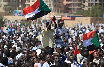 В столице Судана во время акции протеста началась перестрелка