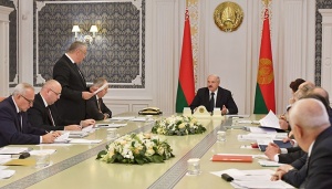 Как в былые времена: Лукашенко требует завершить уборочную к 7 ноября