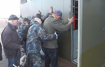 Милиция с ОМОНом задержали под Минском 90 человек