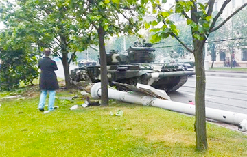 Названы причины наезда танка на столб в Минске