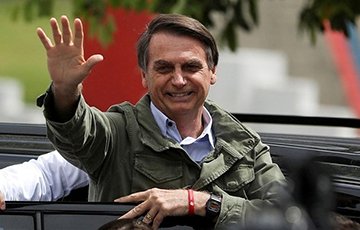 Популярность президента Бразилии упала из-за ковида и конфликта с армией