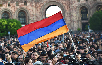 Выборы премьера: в центре Еревана проходит многотысячный митинг (видео онлайн)