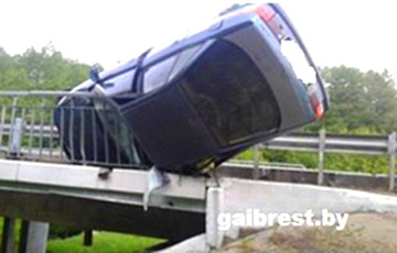 Фотофакт: В Барановичском районе Audi чуть не слетела с моста