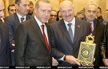 Как Лукашенко Коран целовал