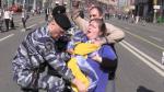 Московская полиция задержала людей с флагом Украины