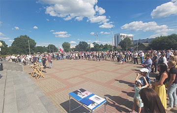В Могилеве под бело-красно-белыми флагами проходит первый пикет Светланы Тихановской
