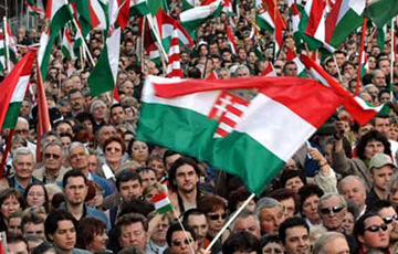 Президент Венгрии подписал закон, из-за которого начались массовые протесты