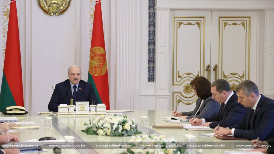 Лукашенко пообещал сделать все, чтобы белорусы не вышли на улицу из-за санкций