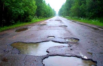 Белорусские дороги сегодня: ямы с арматурой и раскисшее болото