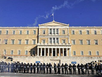 На протестующих у греческого парламента напали люди в масках