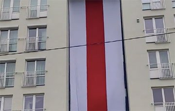 В Вильнюсе напротив посольства Беларуси вывесили гигантский бело-красно-белый флаг