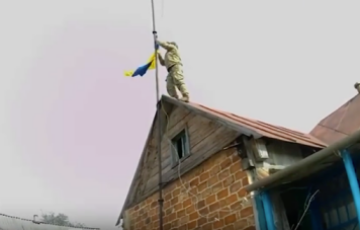 Украинские бойцы вышли на границу с РФ и подняли флаг Украины в трех населенных пунктах