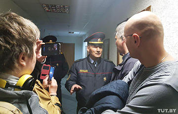 Стычки в исполкоме: жители Минска вызвали милицию на замглавы района