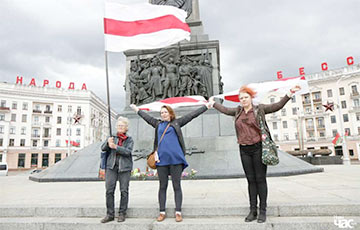 Фотофакт: Белорусы подняли национальные флаги над площадью Победы