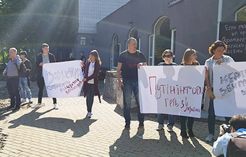 Святослав Вакарчук и партия «Голос» провели акцию из-за телемоста с РФ