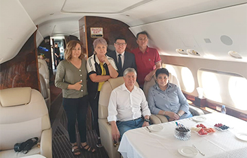 Бывший президент Кыргызстана улетел в Москву с российской авиабазы