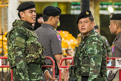 В Бангкоке неизвестный бросил бомбу в толпу людей
